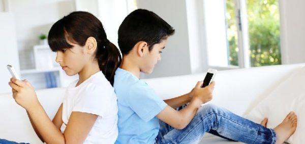 Smartphone Safety: 4 Expert Tips for Keeping Kids Safe On-and-Offline