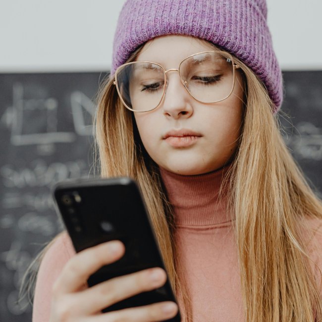4 Tips on Helping Your Teen Wear Prescription Glasses - Jarastyle Teen's
