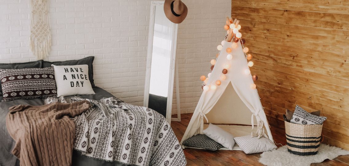 a teenager's bedroom decorated with fun bedroom decor ideas boho style