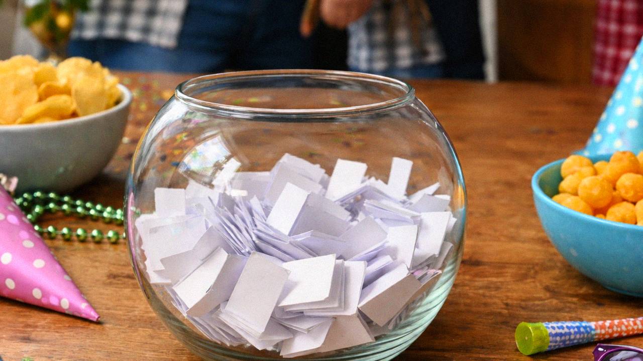How to Play the Fishbowl Game – Rules and Ideas